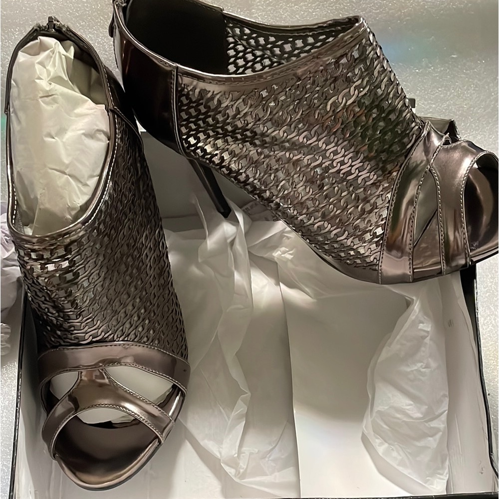 NWOT. Ashley Stewart Silver Gray Heels with Glittery Accents - Picture 1 of 9